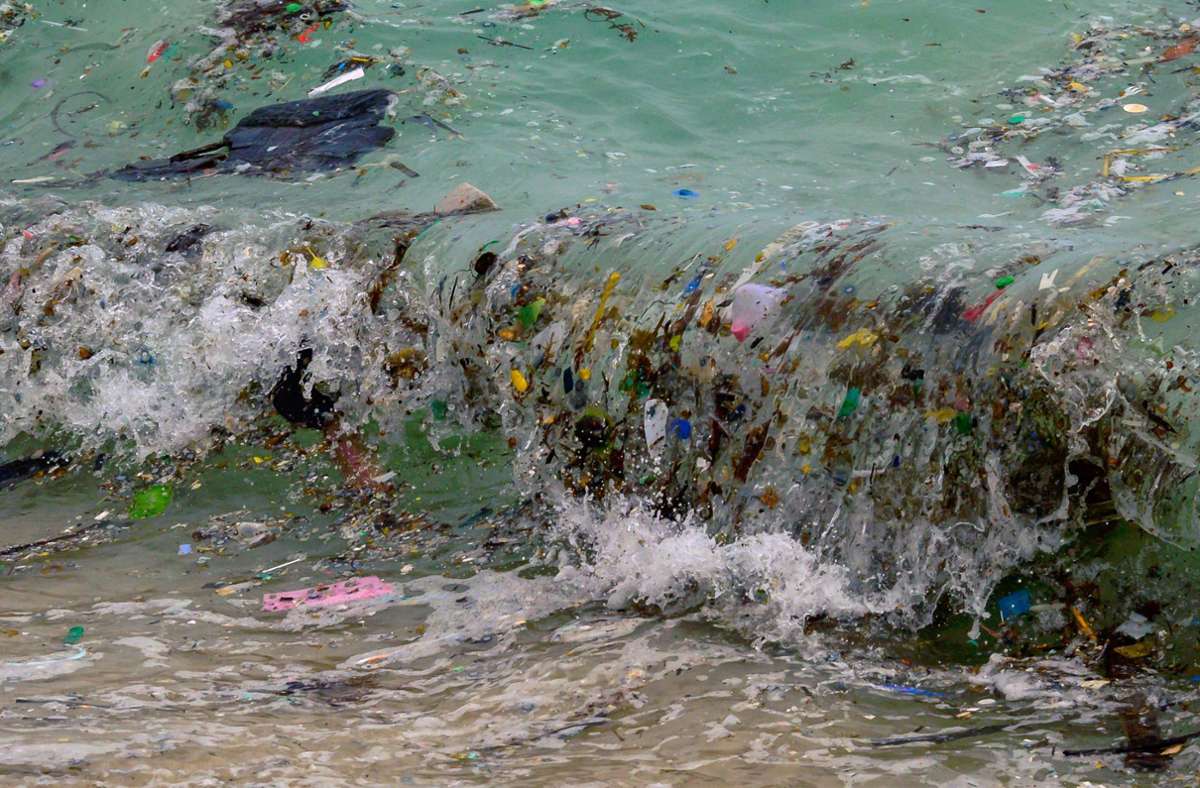 Am Strand der thailändischen Insel Koh Samui spülen Wellen große Mengen an Plastikmüll an.