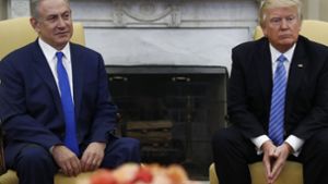 Israels Premier Benjamin Netanjahu, hier beim Besuch im Weißen Haus im Februar, wird US-Präsident Trump sicher auf dessen Weitergabe von Geheimmaterial an die Russen ansprechen. Foto: AP