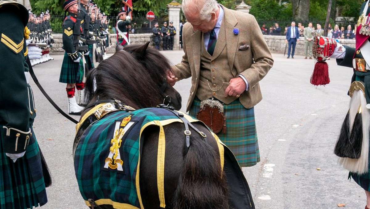 König Charles auf Balmoral: Ein Pony stiehlt ihm zunächst die Show