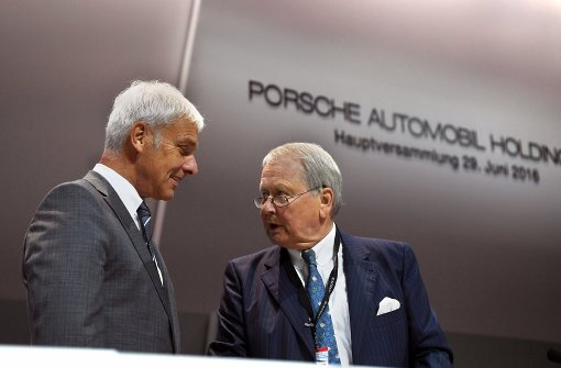 Matthias Müller (links), Vorstandsvorsitzender der Volkswagen AG und Vorstandsmitglied der Porsche SE, mit dem Aufsichtsratsvorsitzenden der Porsche SE, Wolfgang Porsche, bei der Hauptversammlung in Stuttgart. Foto: dpa