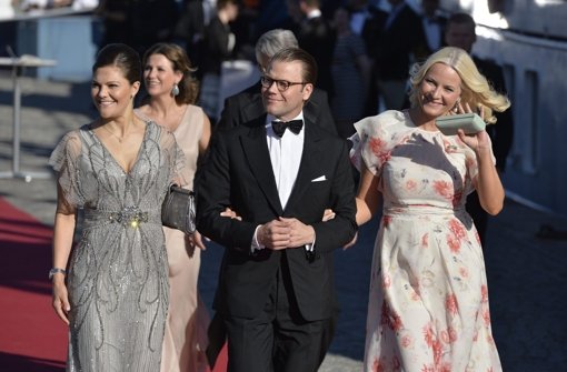 Am Abend vor der Hochzeit von Carl Philip und Sofia wurde in Schweden schon gefeiert. Unter den Gästen auch Kronprinzessin Victoria (links) und ihr Mann Daniel und die norwegische Kronprinzessin Mette-Marit. Foto: TT NEWS AGENCY