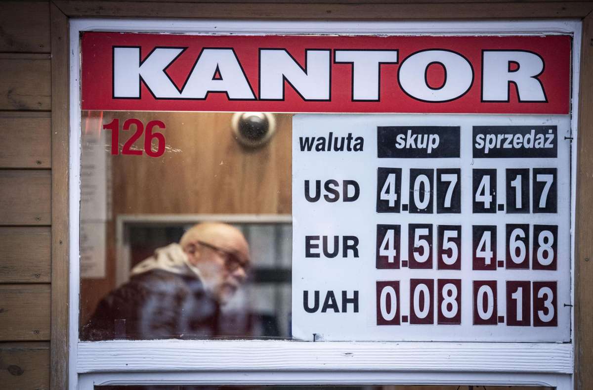 Eine Wechselstube in der polnischen Grenzstadt Medyka – doch, dass die geflüchteten Ukrainer ihr Geld einfach so in eine andere Währung umtauschen können, ist längst nicht mehr Usus. Vielfach gibt es dabei Probleme.