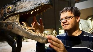 Paläontologe Rainer Schoch mit Dino im Naturkundemuseum. Foto: Max Kovalenko