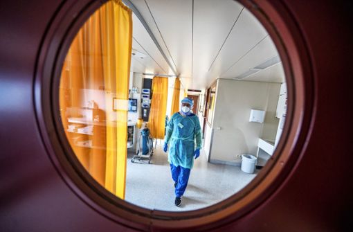 Ein Arzt geht in der Klinik am Eichert auf eine Tür zu. Der Erhalt des Altbaus  in Göppingen stand erneut zur Debatte. Foto: /Giacinto Carlucci