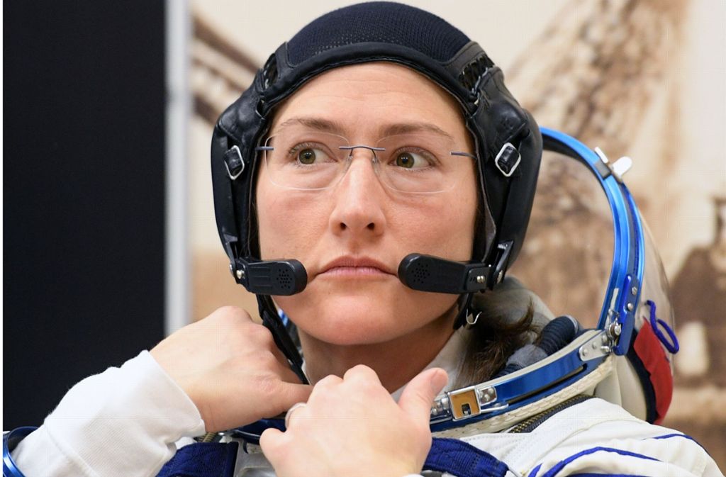 Christina Hammock Koch testet vor dem Start der Sojus-Rakete MS-12 am russischen Weltraumbahnhof Baikonur noch einmal ihren Raumanzug. Die 40-jährige US-Astronautin gehört zur 59. Langzeitbesatzung der Internationalen Raumstation, die am 15. März 2019 die ISS erreichte.