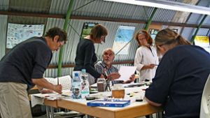 Die Teilnehmer des Kurses tauschen sich in der Ökostation über ihre Werke aus. Foto: Susanne Müller-Baji