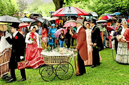 Moderner Regenschutz und historische Tracht: Der Vaihinger Maientag ist eines der ältesten Heimatfeste im Land. Foto: factum/Bach