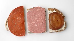 Sieht aus wie Salami – schmeckt aber oft deutlich anders. Vegetarische Wurst als Fleischersatz. Foto: Stiftung Warentest