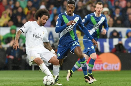 Wolfsburgs Bruno Henrique in Aktion gegen Madrid-Spieler Marcelo Foto: dpa