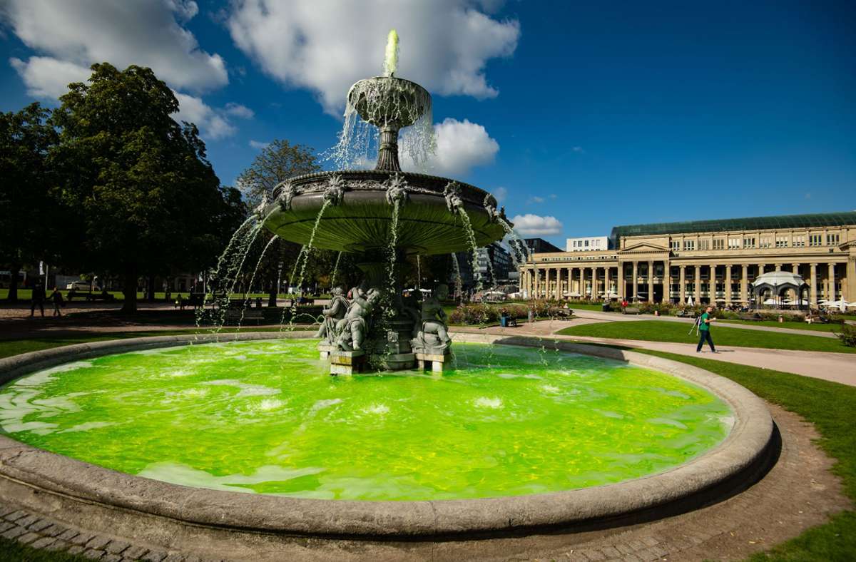Mehrere Brunnen und der Eckensee in Stuttgart wurden am Freitagvormittag giftgrün gefärbt.
