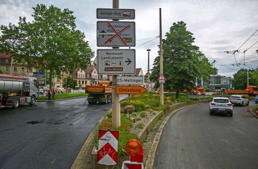Umleitung mit Verwirr-Faktor: An der Maille-Kreuzung wirkt es, als gebe es kein Durchkommen in den Esslinger Norden. Foto: Roberto Bulgrin
