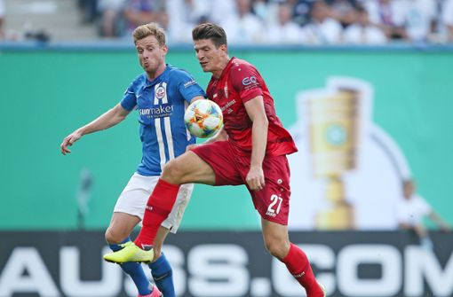 Die Reise im DFB-Pokal geht für den VfB um Mario Gomez (re.) weiter. Foto: Baumann