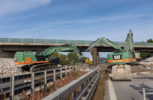 Im Oktober wurde ein Teil der Autobahnbrücke abgerissen. Von Freitag an werden die neuen Teile montiert. Foto: Eibner/Drofitsch