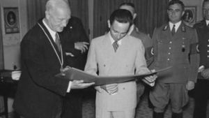 In seiner damaligen Aufgabe als Heidelberger OB überreicht Carl Neinhaus (links) im Jahr 1939 dem Propagandaminister Joseph Goebbels den Ehrenbürgerbrief der Stadt. Foto: Stadtarchiv Heidelberg