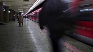 Ein S-Bahn-Führer musste in der Nacht zum Mittwoch in Stuttgart eine Notbremsung einlegen - wegen einer Person auf den Gleisen (Symbolbild). Foto: Leserfotograf bdslucky48