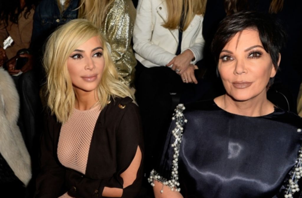 Kim Kardashian und ihre Mutter Kris Jenner bei der Lanvin-Show der Fashion Week in Paris. Die 34-jährige Kardashian trägt die Haare jetzt blond.