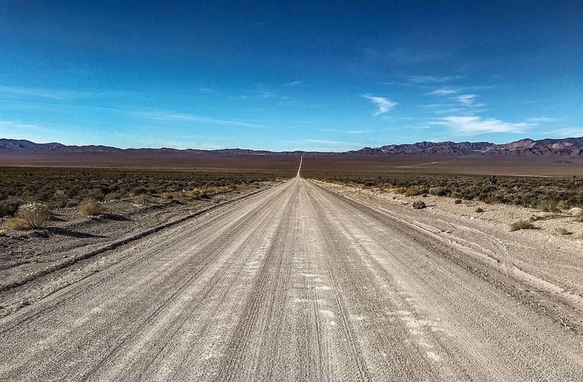 1947 soll beim Ort Roswell im US-Bundesstaat  New Mexiko ein Ufo abgestürzt sein. Die Überreste seien auf ein streng geheimes Testgelände der US-Air-Force namens Area 51 gebracht worden. Seitdem sei Roswell das terrestrische Zentrum für extraterrestrische Kontakte, behauptete Berlitz. Die Straße „Groom Lake Road“ führt direkt zu Area 51.