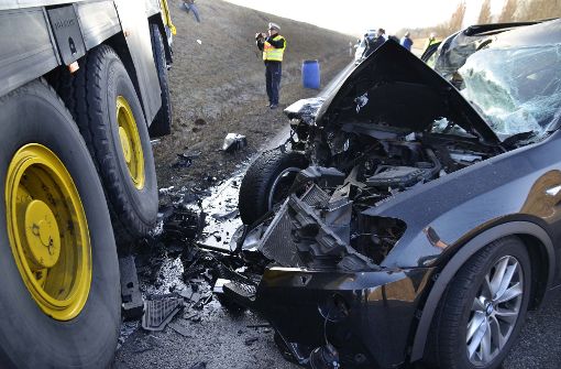 Die Fahrerin des BMW überlebte den Unfall schwer verletzt. Foto: Andreas Rosar Fotoagentur-Stuttg
