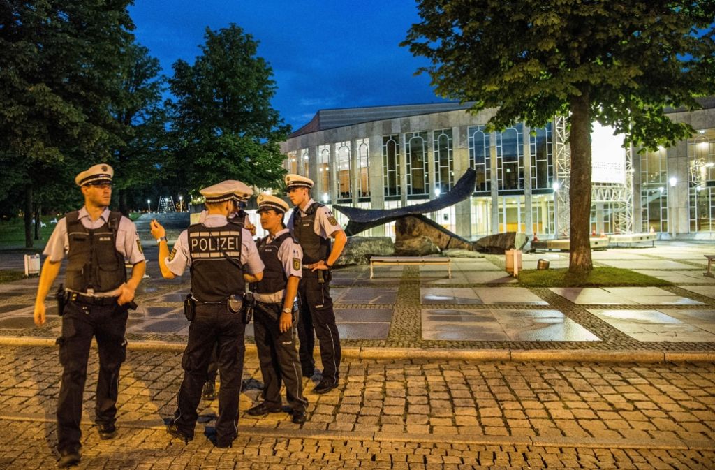 Die Polizei durchsuchte das Gelände rund um das Forum am Schlosspark nach einer Bombendrohung. Foto: SDMG