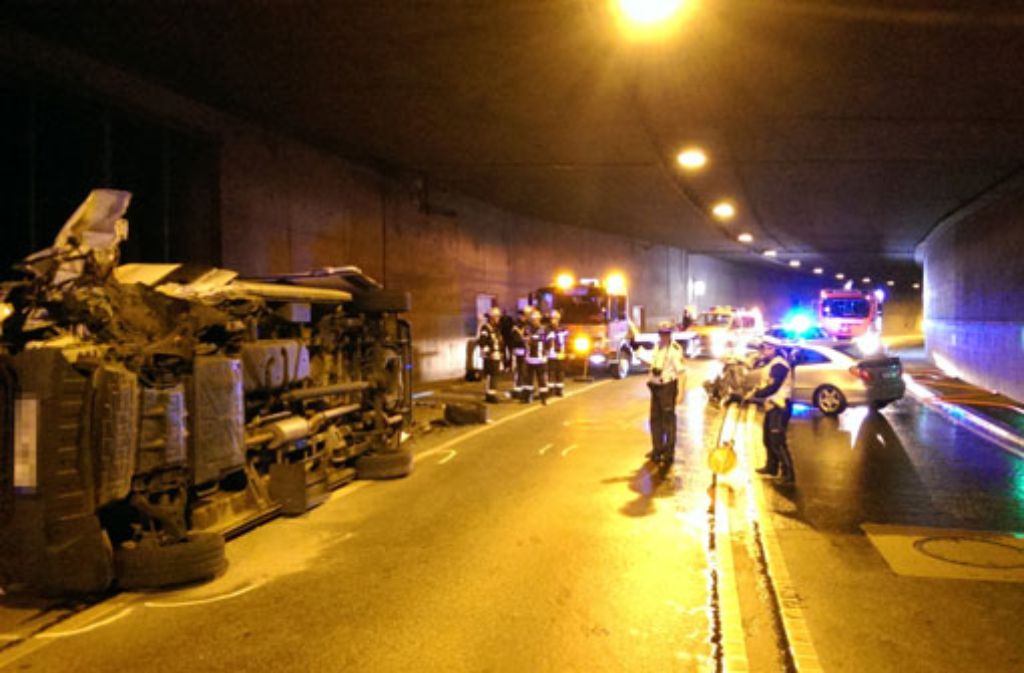 Ein Unfall im Hengstäckertunnel im Stuttgart-Möhringen hat am Donnerstag zwei Verletzte gefordert.