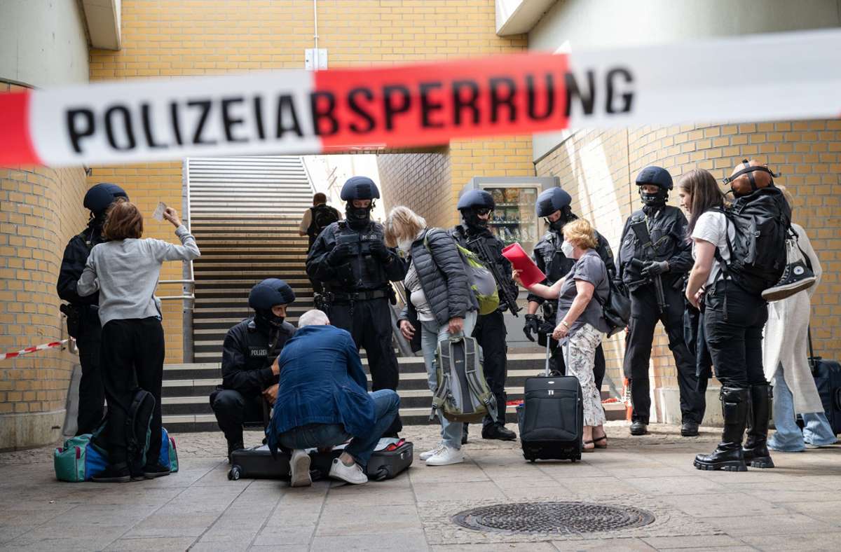 Polizei sicherte den Zugang zum Hauptbahnhof in Halle/Saale und kontrollierte Gepäck von Fahrgästen.
