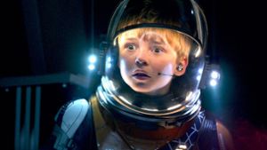 Will Robinson (Max Jenkins) entdeckt  auf dem fremden Planeten, auf den es seine Familie verschlagen hat, allerlei Merkwürdigkeiten. Foto: Netflix