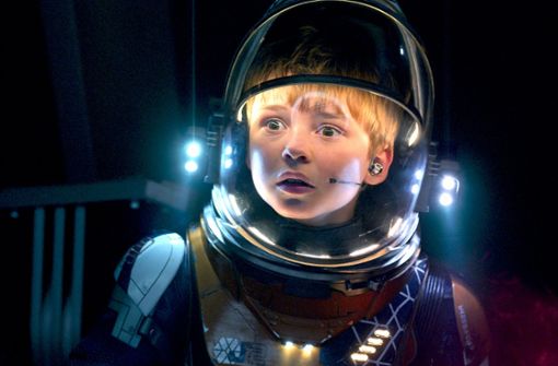 Will Robinson (Max Jenkins) entdeckt  auf dem fremden Planeten, auf den es seine Familie verschlagen hat, allerlei Merkwürdigkeiten. Foto: Netflix
