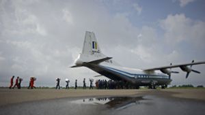 Militärflugzeug mit über 120 Menschen vermisst