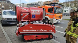 Auch ein sogenanntes Löschunterstützungsfahrzeug (LUF) kam zum Einsatz. Foto: Andreas Rosar/Fotoagentur Stuttgart