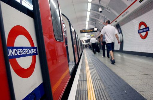 In London wagt ein Mann den Versuch: Er startet einen Wettkampf gegen die U-Bahn. Foto: epa