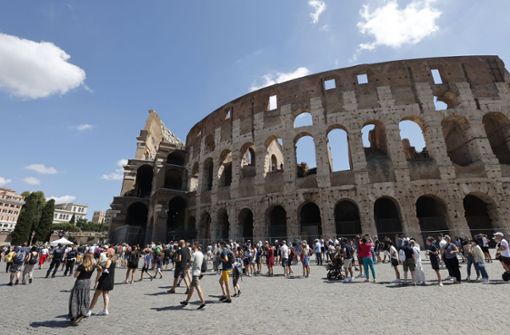 Ein Tourist hat eine Wand am Kolosseum in Rom zerkratzt. Das kann drakonische Strafen nach sich ziehen (Archivbild). Foto: dpa/Riccardo De Luca