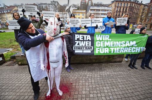 Drastischer Protest mit Kunstblut in Stuttgart: Tierschutzaktivisten von Peta demonstrieren vor dem Landwirtschaftsministerium am Donnerstag. Foto: Lichtgut/Leif Piechowski