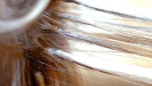 Mutmaßlicher Perückenträger schneidet 20-Jähriger Haare ab
