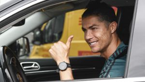 Cristiano Ronaldo am Steuer eines seiner Autos – den teuren Bugatti hat nicht der Fußballstar geschrottet. Foto: imago/Fabio Ferrari