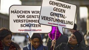 Demonstration gegen eine Menschenrechtsverletzung, von der auch Frauen im Land betroffen sind Foto: imago/epd/Christian Ditsch
