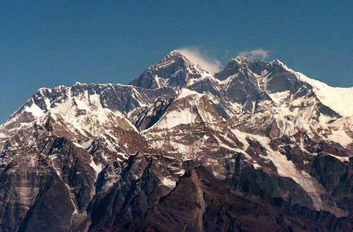 Blick vom Flugzeug auf das schneebedeckte Himalaya-Massiv mit dem Mount Everest (Archivbild). Foto: dpa