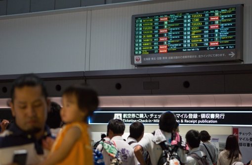 Mitten in der japanischen Ferienreisezeit strandeten deshalb mindestens 20.000 Passagiere an Flughäfen. Mehrere Airlines sagten auch für Sonntag fast 200 Flüge ab. Foto: EPA