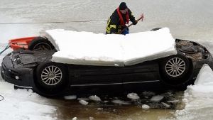 Auto taucht unter Eisdecke im Schluchsee auf