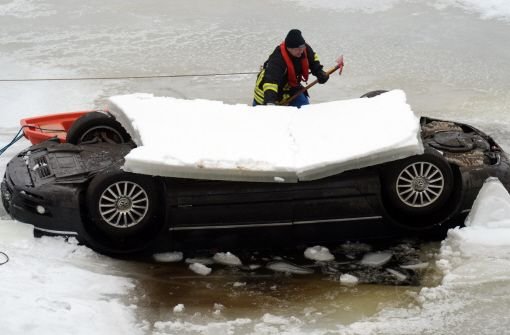 Ein Auto steckt Mittwoch im zugefrorenen Schluchsee. Nach Polizeiangaben war das Auto leer. Die Feuerwehr musste das Fahrzeug aufwendig bergen. Foto: dpa