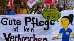 Demonstration in Tübingen (hier am 8. November): die Pflegekräfte machen mobil. Foto: dpa