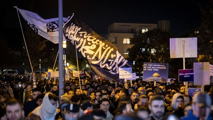 Islamistische Banner auf Großdemonstration