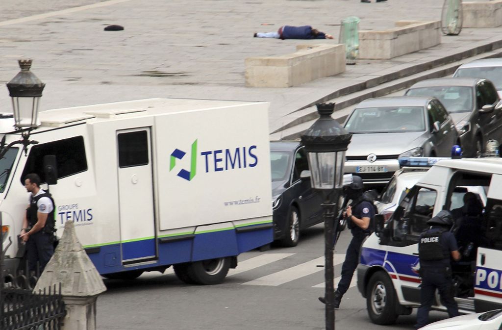 Nach einem Angriff auf einen Polizisten vor der weltbekannten Pariser Kathedrale Notre-Dame deutet einiges auf einen Terroranschlag hin.