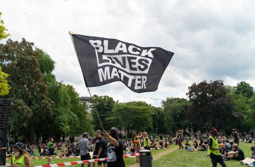 Unter dem Motto „Black Lives Matters“ haben etwa 500 Menschen in Stuttgart gegen Rassismus protestiert. Foto: Lichtgut/Julia Schramm