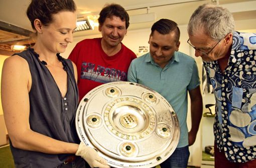 Für die Fans hat Museumsleiterin Christina Vollmer die VfB-Meisterschale sogar eigens aus der Vitrine geholt.  Sie stammt aus dem Jahr 1992. Foto: Frank Wittmer