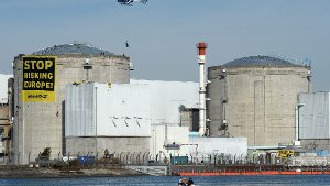 Greenpeace-Aktivisten haben am elsässischen Kernkraftwerk Fessenheim ein Transparent angebracht. Ein Reaktor des Akws ist am Wochenende wegen eines Lecks abgeschaltet worden. (Archivfoto) Foto: dpa