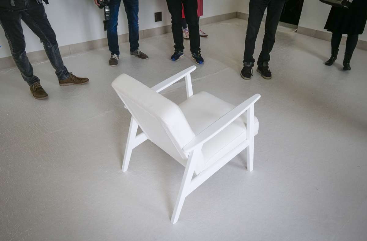 Ein Stuhl, in dem die Schmerzen enden sollen, beendet auch die Ausstellung der Galerie Sindelfingen.