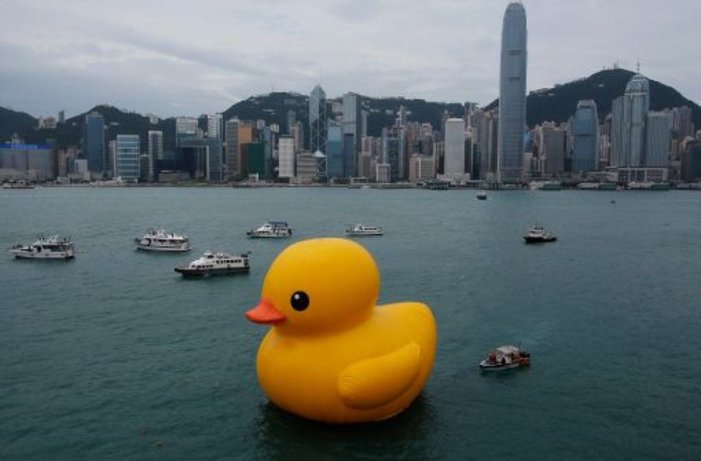 Quietschegelb und aufblasbar - so treibt die Ente im grauen Hafenbecken Hongkongs.