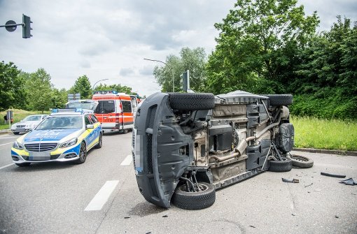 Der BMW kippte bei dem Unfall auf die Seite. Foto: SDMG