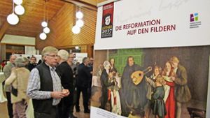 Besucher betrachten die Info-Tafeln. Initiiert wurde die Ausstellung vom evangelischen Kirchenbezirk Bernhausen. Foto: Claudia Barner