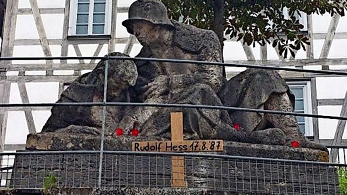 Neonazis stellen Kreuz für   Rudolf Heß auf